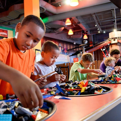 children playing with lego at the LEGOLAND discovery centre in chicago