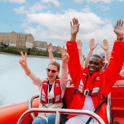 Fly across the Thames at 35mph on a Thames Rockets London speedboat 