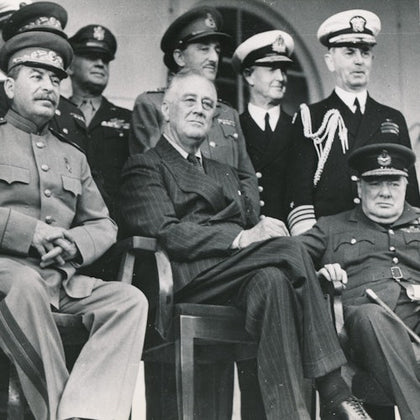 Several military and political leaders in uniform posing together for a group photo on a balcony.
