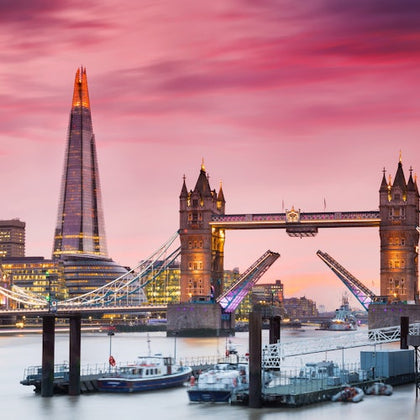 London: Thames Cruise with 4-Course Dinner + Live Music