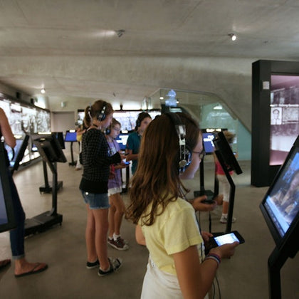 Using audio guides and interactive museum technology