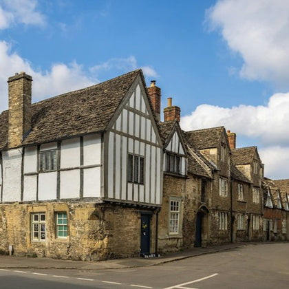 Stonehenge, Lacock & Bath: Guided Tour from London + Private Inner Circle Access