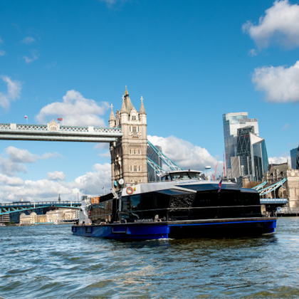 London: Thames Cruise with 4-Course Dinner + Live Music