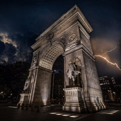 Image of the Washington Square Arch at night