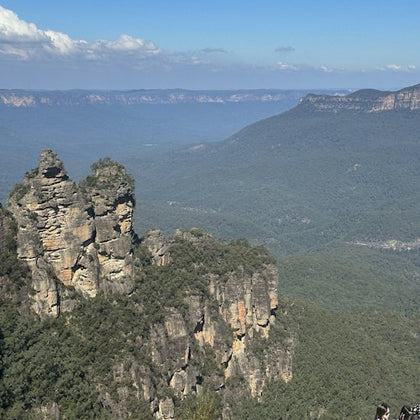 See the iconic Three Sisters and take in the breathtaking views of the Blue Mountains