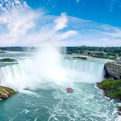 Small Group VIP Walking Tour with Niagara City Cruise Ticket