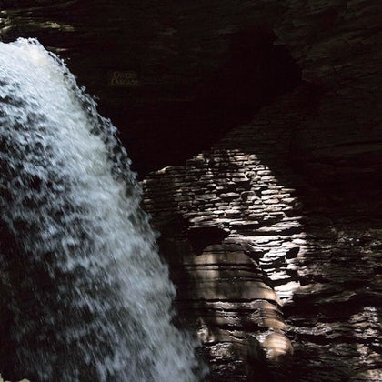 Niagara Falls: Guided Tour from New York + 1-Night Stay + Outlet Shopping