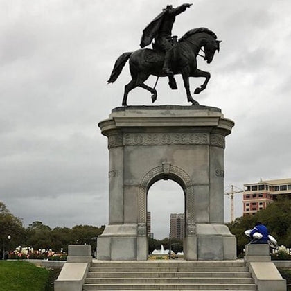 Guests marvel at the most iconic monuments in Houston during the Astroville Best of Houston City Tour.